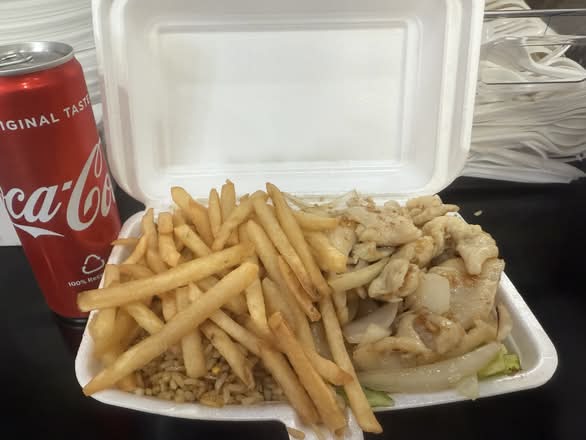 Combinación personal con arroz frito y papás