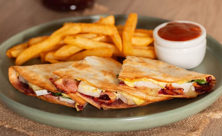 Chicken Bacon Cranberry & Brie Flat Grill