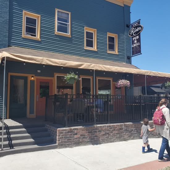 River Pub & Grill