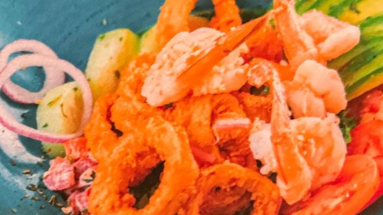 Fried Calamari and Shrimp Salad / calamar empa & camaron