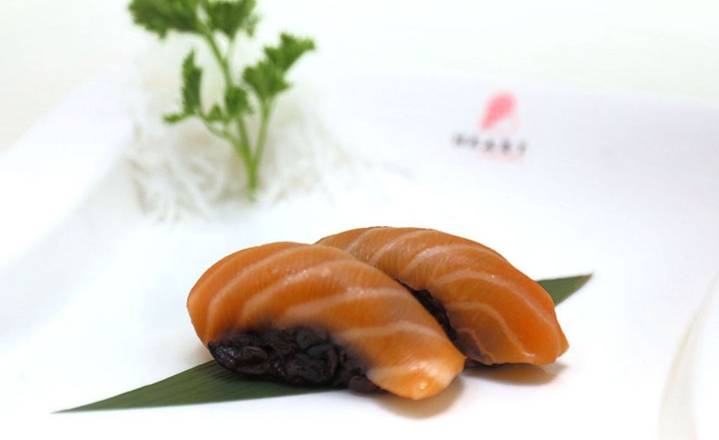 144B brown rice salmon sushi