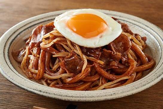 🍳目玉焼きのせ焼きそば Fried Noodles with Fried Egg