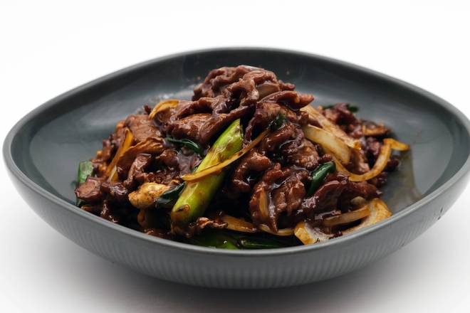 P40. Stir-Fried Beef with Ginger and Onion 蔥爆牛肉