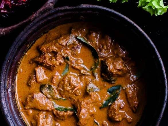 COMBO MEAL 6. Our Super Tender Slow Cooked Signature Beef Curry with Fluffy Basmati Rice, Butter Naan and and 3 of our Devilishly Delicious Milktart Samoosas.