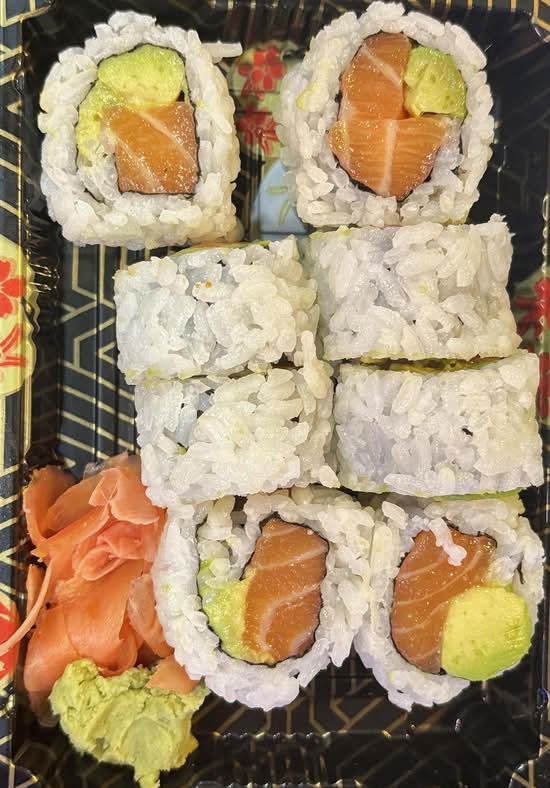 Salmón w avocado roll