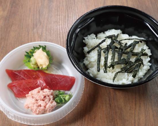 まぐろたたきと赤鉄火丼 Minced Tuna Sushi Bowl