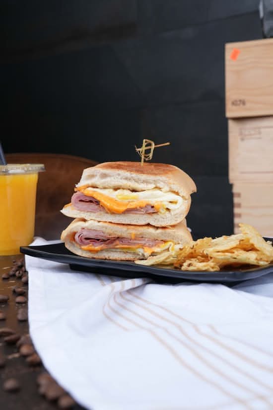 Sándwich de Jamón, Queso y Huevo