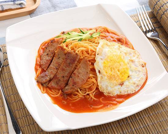 蘑菇嫩煎里肌鐵板麵 Hot Plate Noodles with Sauteed Pork Loin and Mushroom Sauce