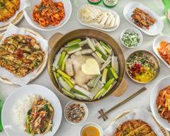 タッカンマリ食堂 新大�久保(韓国式丸鶏料理専門店) DAKKANMARI DINING (Korean chicken dish)