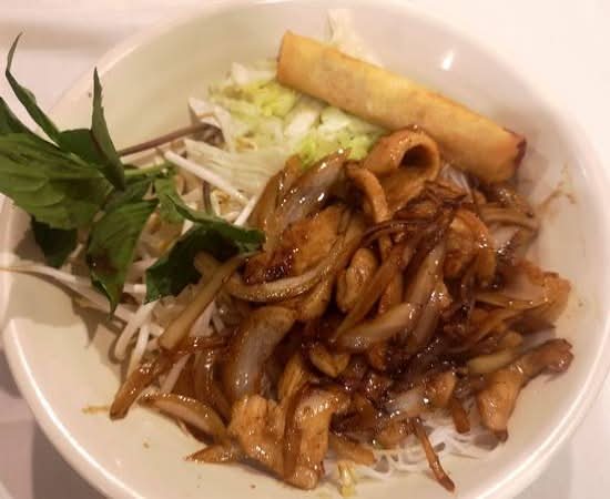 20. Poulet ou bœuf sauté avec riz vermicelle / Chicken or Beef Stir Fry with Vermicelle Rice / 鸡(牛)檬