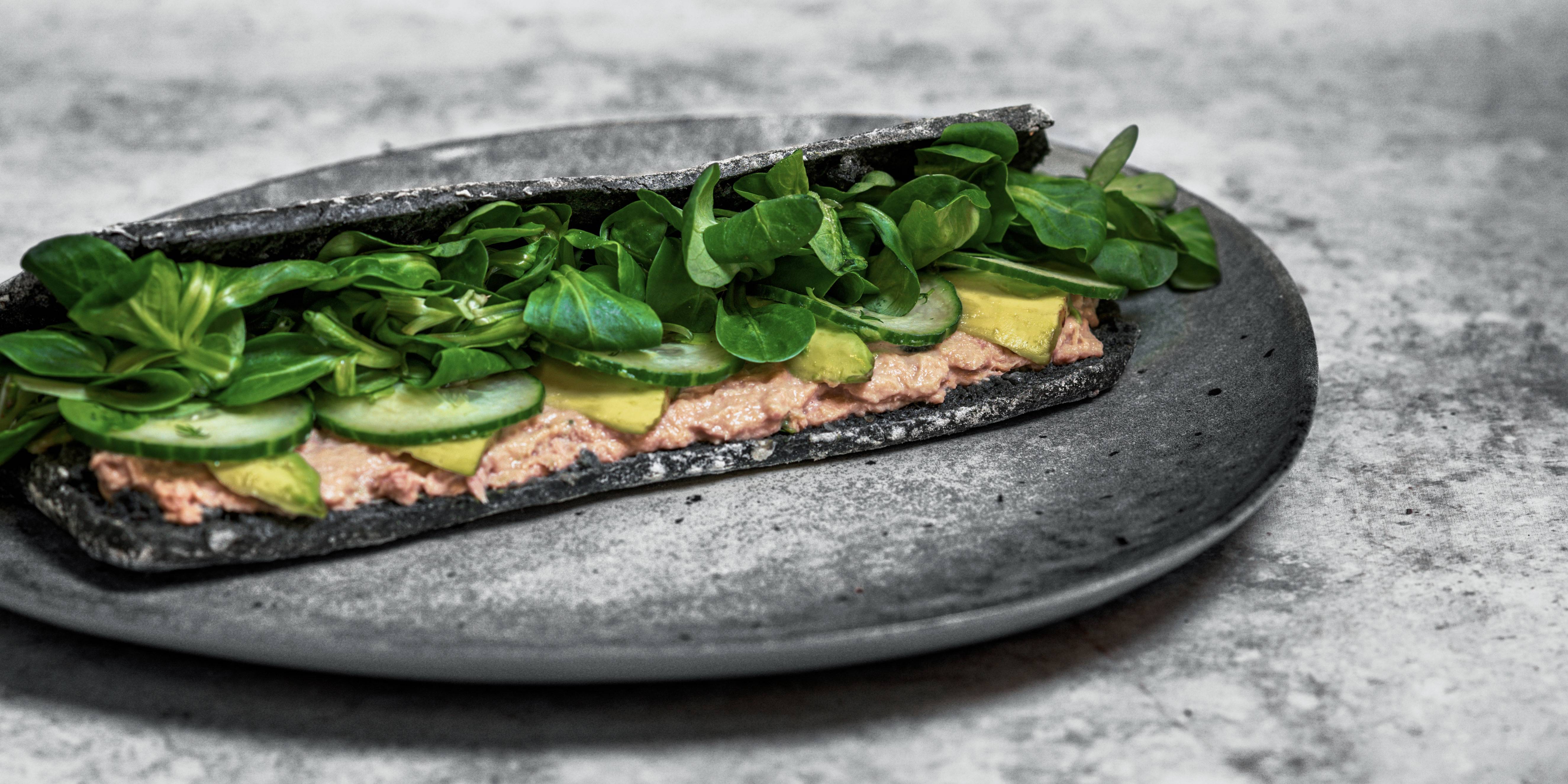 HEY THONTON! (Sauce Pesto Maison, Mousse de Thon, Avocat, Tomate, Mâche, Aneth)