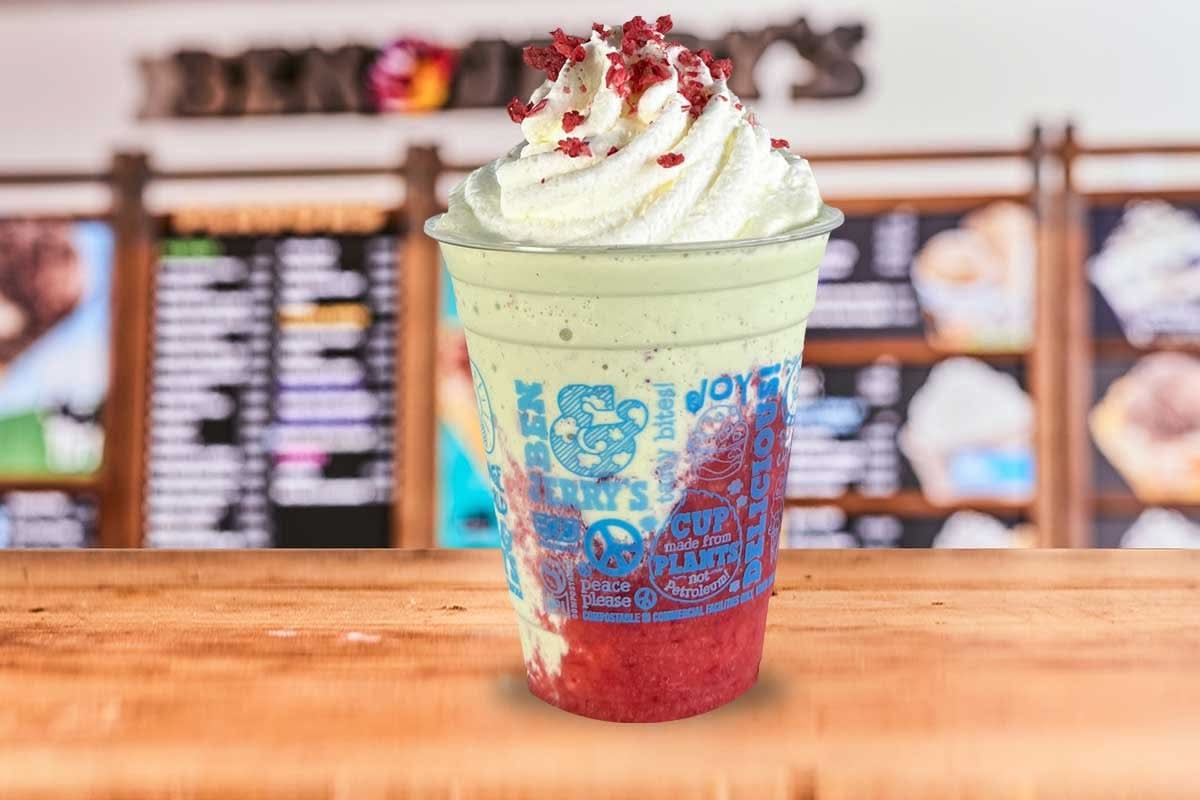 Strawberry Matcha Shake (20 oz)