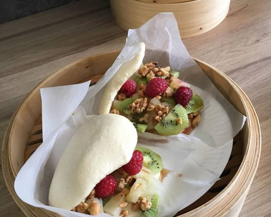 Gua Bao z owocami sezonowymi, karmelem i prażonymi orzechami