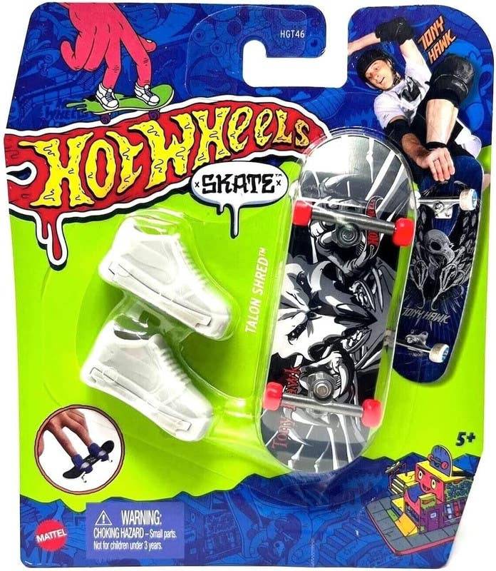 HOT WHEELS PATINETA CON TENIS DE SKATE