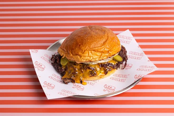 Le Double Trouble 🍔🔥: 2 steak, 2 Cheddar, oignons, cornichons, potato bun moelleux et sauce maison