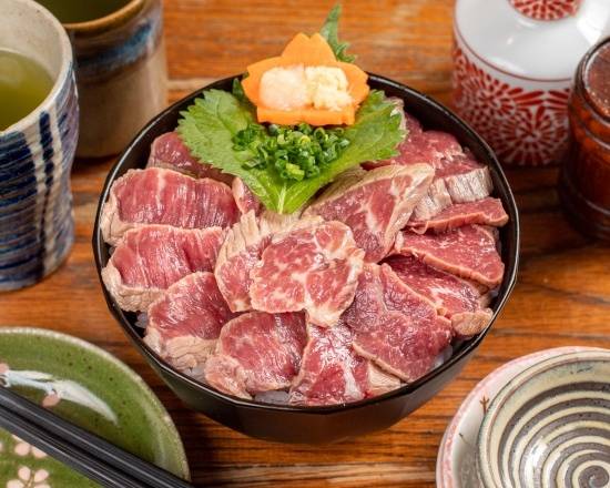 霜降りの馬肉丼