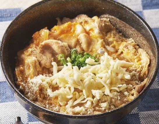厳選豚カルビと濃厚チーズのやみつき卵とじ丼