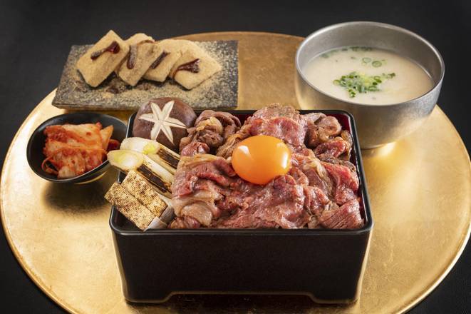 ＜定食＞（卵黄入り）割りしたで作る黒毛和牛丼　和牛とごはん大盛 <Set Meal> (With Egg Yolk) Black Wagyu Beef Rice Bowl with Sukiyaki Stock Wagyu & Rice Large