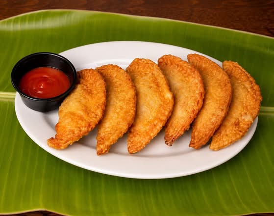 Empanadillas Mixtas (carne, queso o pollo) / Mixed Turnovers (meat, cheese or chicken)