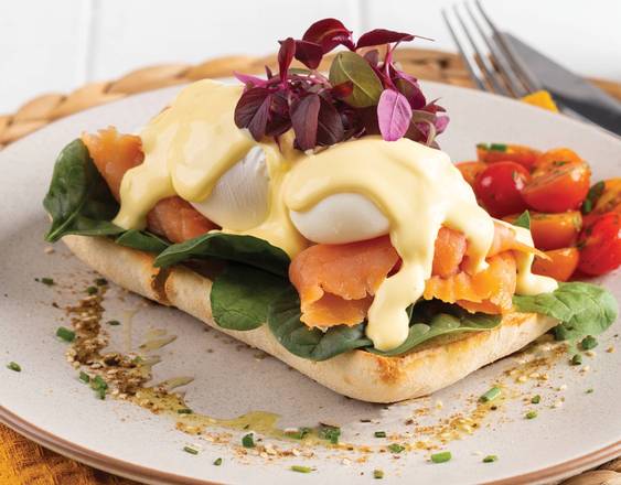 Eggs Benedict w/ Salmon