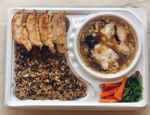 「果皮と餡　炒飯＆スープ弁当」～鶏チャーシュー入り王道チャーハン・酸辣湯スープ・豚とクワイの餃子4個～