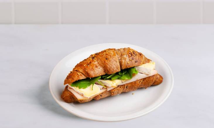 Croissant de sementes c/ fiambre de peru e queijo brie