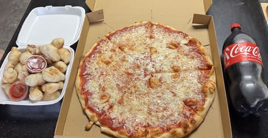 Mo's Pizza kitchen