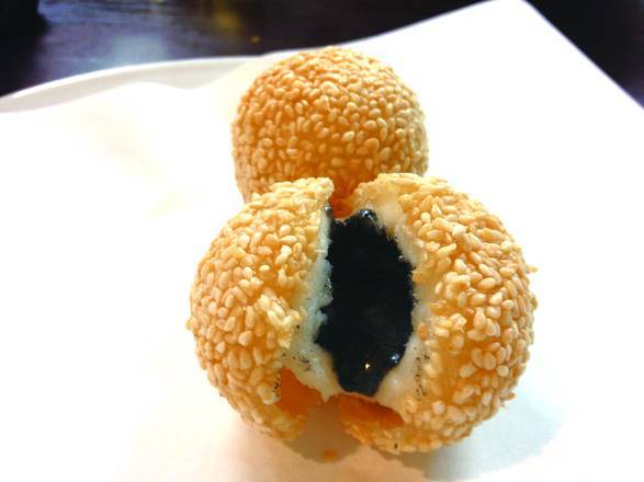 ゴマ団子(2ヶ) Deep Fried Sesame Dumplings (2 Pieces)