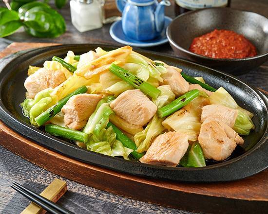 鶏むね鉄板焼肉 ~自慢の辛味噌添え~  Chicken Breast Iron-Plate Yakiniku with Spicy Miso