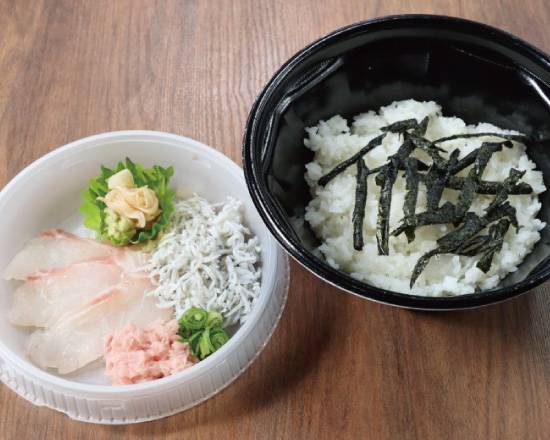 白身魚としらす干しとまぐろたたきの三種丼