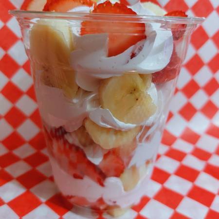 FRESAS Y PLÁTANO CON CREMA CHANTILLY