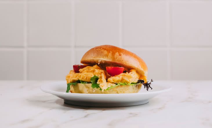 Brioche c/ ovo biológico mexido e tomate cherry