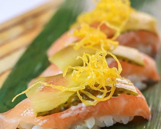 Nigiri de ventresca de salmón con pepinillo y huevo hilado