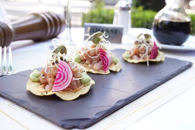 Tostaditas de Atún Perfumadas con Ajonjolí y Chipotle
