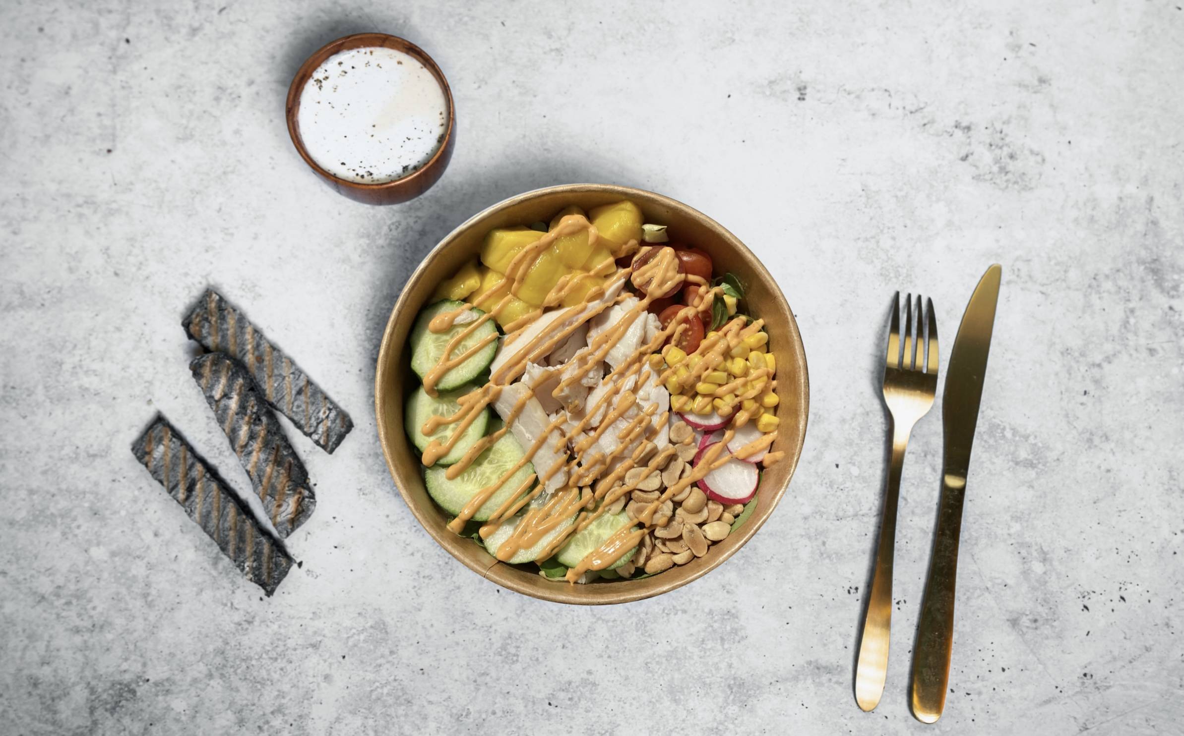 (NEW) TROPICAL CRUNCH (Salade à base de Poulet, Cacahuètes, Mangue et Sauce Sriracha maison)