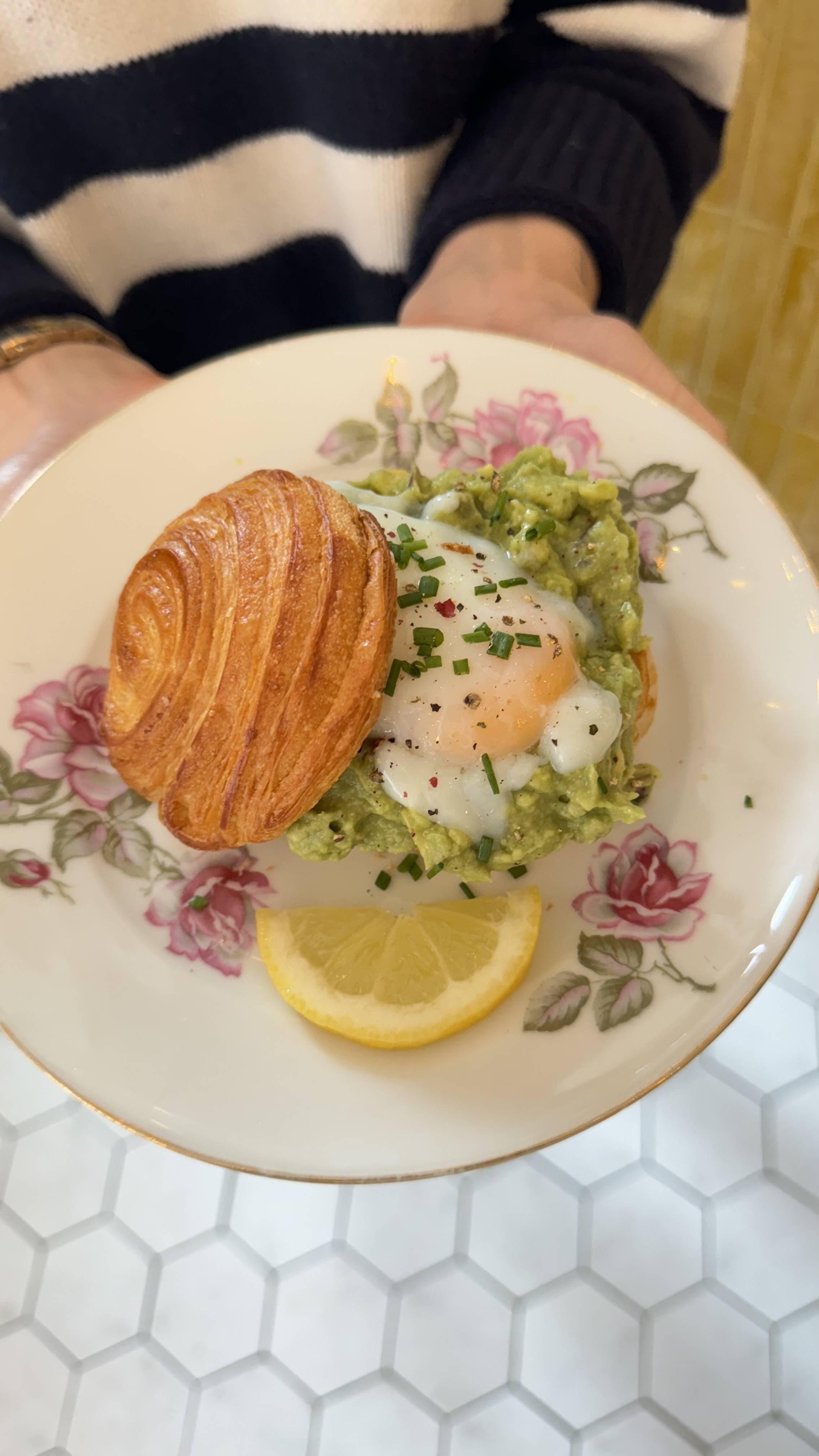 🥑 Avocado croissant toast et son oeuf poché