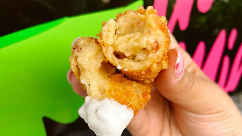Order Cheesy Mac & Cheese food online from Dos Croquetas store, Medley on bringmethat.com