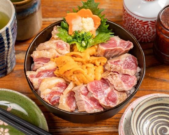 生ウニをのせた馬肉丼