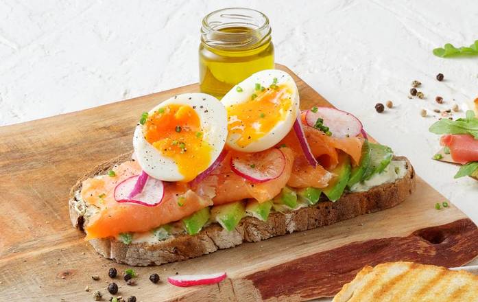 Tosta de Salmão, Abacate e Ovo