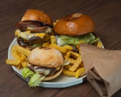 【王道チーズからピリ辛チリまで豊富なバーガーメニュー】BURGER HOUSE 610【呉市 本通】