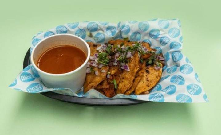 Tacos de birria con consomé