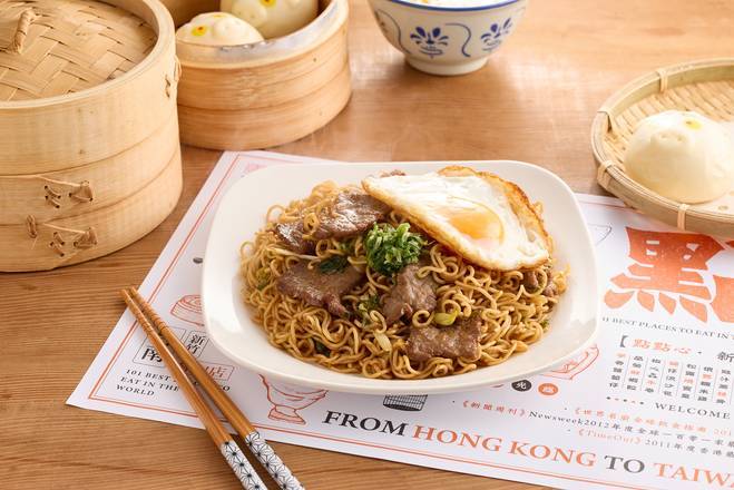 爆蔥蛋牛炒泡麵 Beef Stir-Fried Instant Noodle with Scallion and Egg