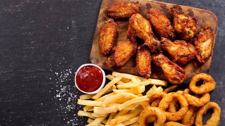 *Gameday Wings Basket* 4 Hot Wings + 4 Reg. Wings + Fries