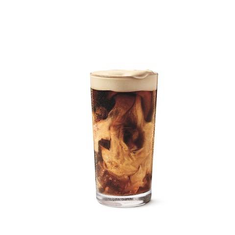 Café infusé à froid aux noisettes grillées préparé avec de la mousse d’espresso