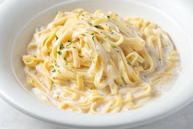 CLASSIC FETTUCCINE ALFREDO FAMILY PLATTER