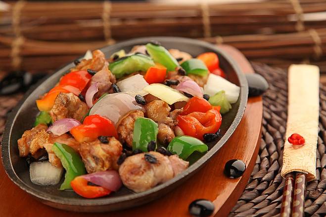 P16. Wok-Seared Chicken in Black Bean Sauce on Sizzling 豆豉爆爆雞