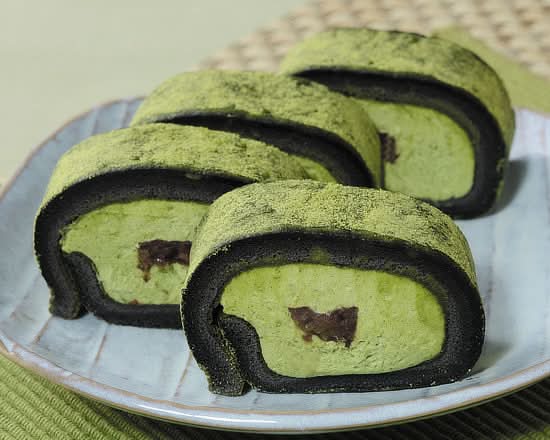 ローソン Uchi Caféx森半 お餅で巻いた濃い抹茶もち食感ロール