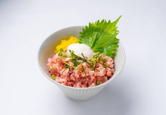 相性が抜群です！温玉ねぎとろ丼