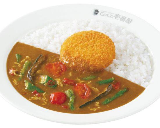 チキンと夏野菜カレー+クリ��ームコロッケ(カニ入り)(1個) Chicken and summer vegetable curry with cream croquette (with crab) (1 pc)