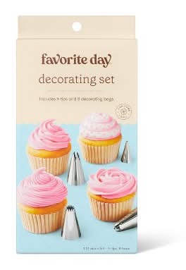Favorite Day Cupcake Decorating Set (12 ct)